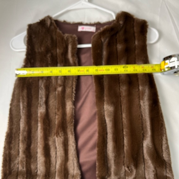 Macy's Girls Brown Faux Fur Vest - Size Large - Picture 8 of 9